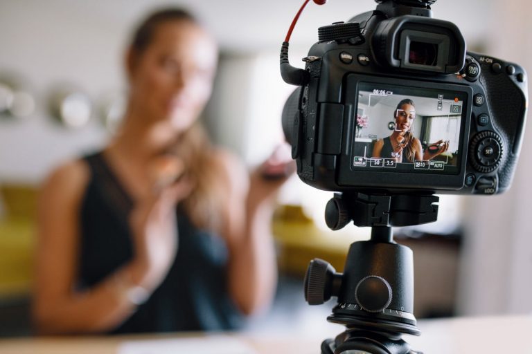 Vlogger olmaya heveslenenlere kamera önerileri