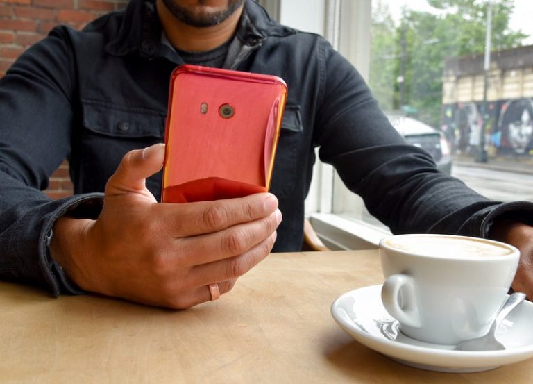 Selfie odaklı HTC U11 EYEs geliyor!