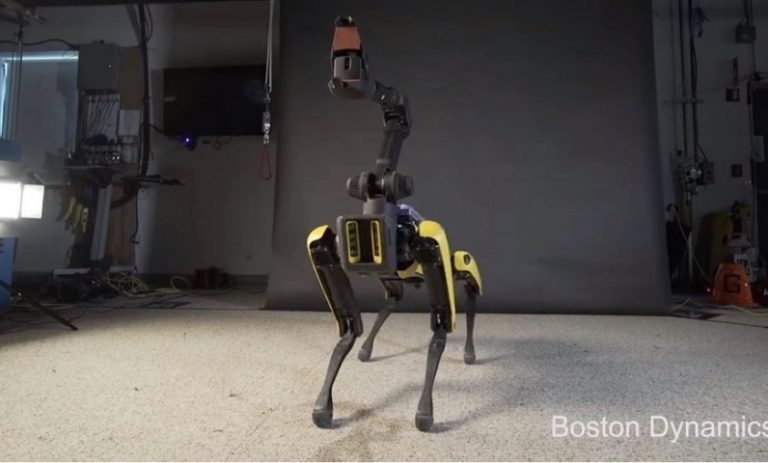 Boston Dynamics SpotMini dans pistini salladı