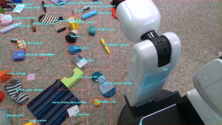 Etrafa saçılan nesneleri toplayan akıllı robot ile tanışın