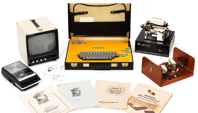 Apple 1’e ait 40 yıllık kullanma kılavuzu açık artırmada yeni sahibini buldu