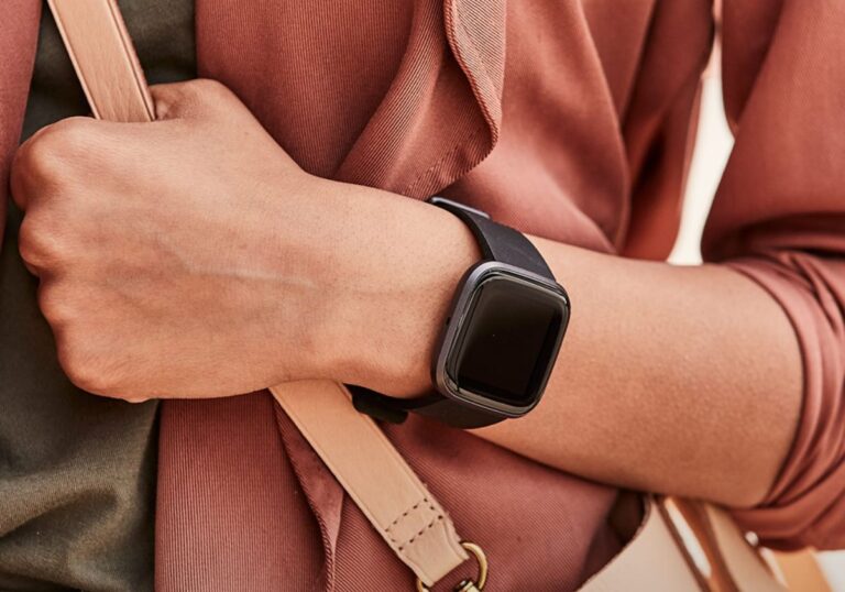 Fitbit Versa 2 : Tek şarj ile en az 5 gün çalışma