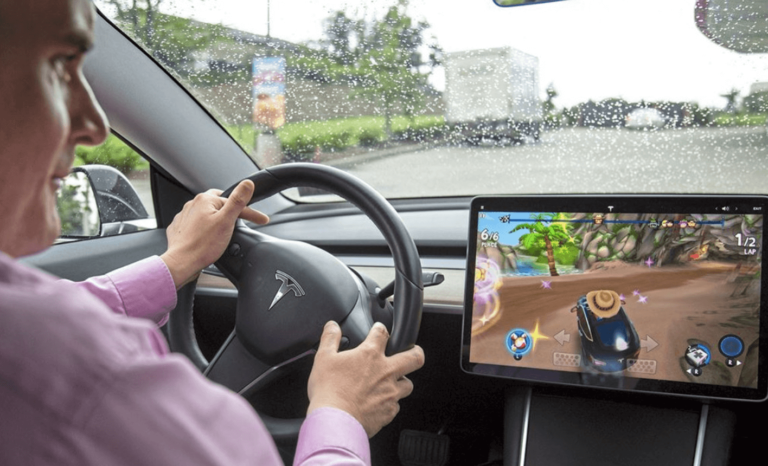 Tesla otomobillerde hareket halinde oyun oynama özelliğini devre dışı bırakıyor
