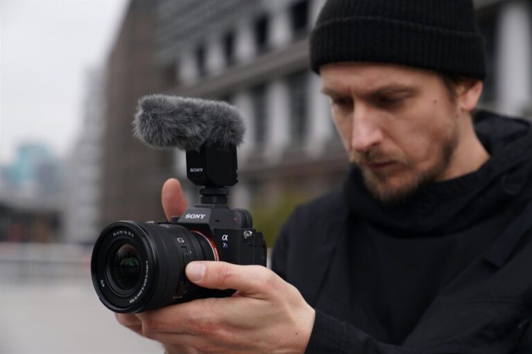 Sony’den dünyanın en hafif sabit F4 geniş açılı zoom lens