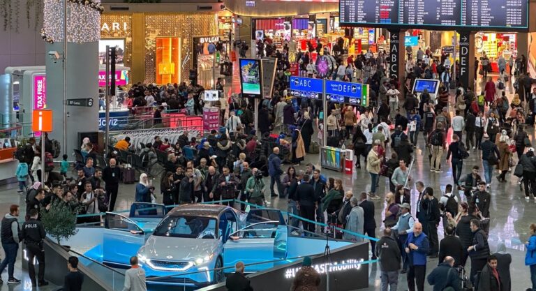 Togg Konsept Akıllı Cihazı İGA İstanbul Havalimanı’nda yolcularla buluşuyor