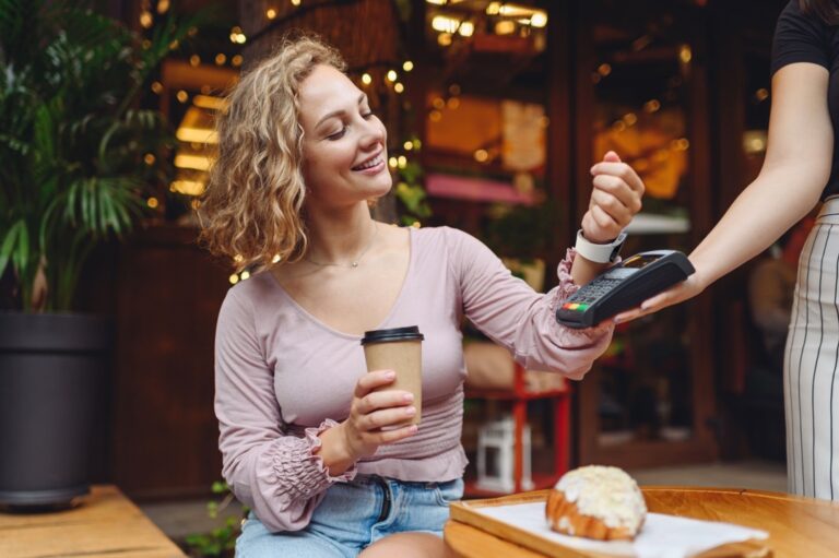 Akıllı telefon ve saatle temassız ödeme imkanı sunan Samsung S Wallet projesi tanıtıldı