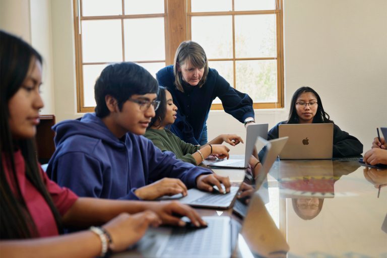 Apple öğretmenlere yönelik yeni kaynakları kullanıma sunarak eğitim hibesi programını genişletiyor